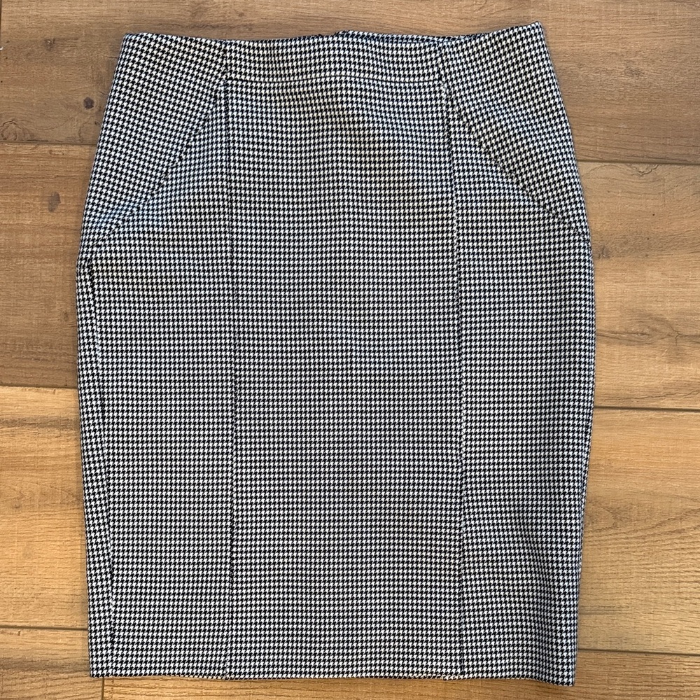 Banana Republic Classic Black and White Houndstooth Pencil Skirt size 6